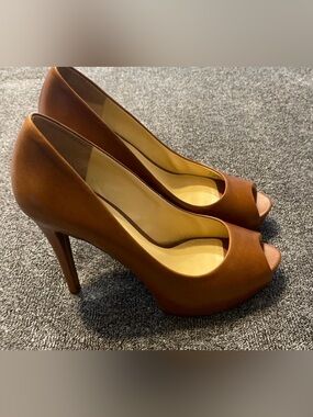 GUESS • PUMPS
Women • Size US 6.5